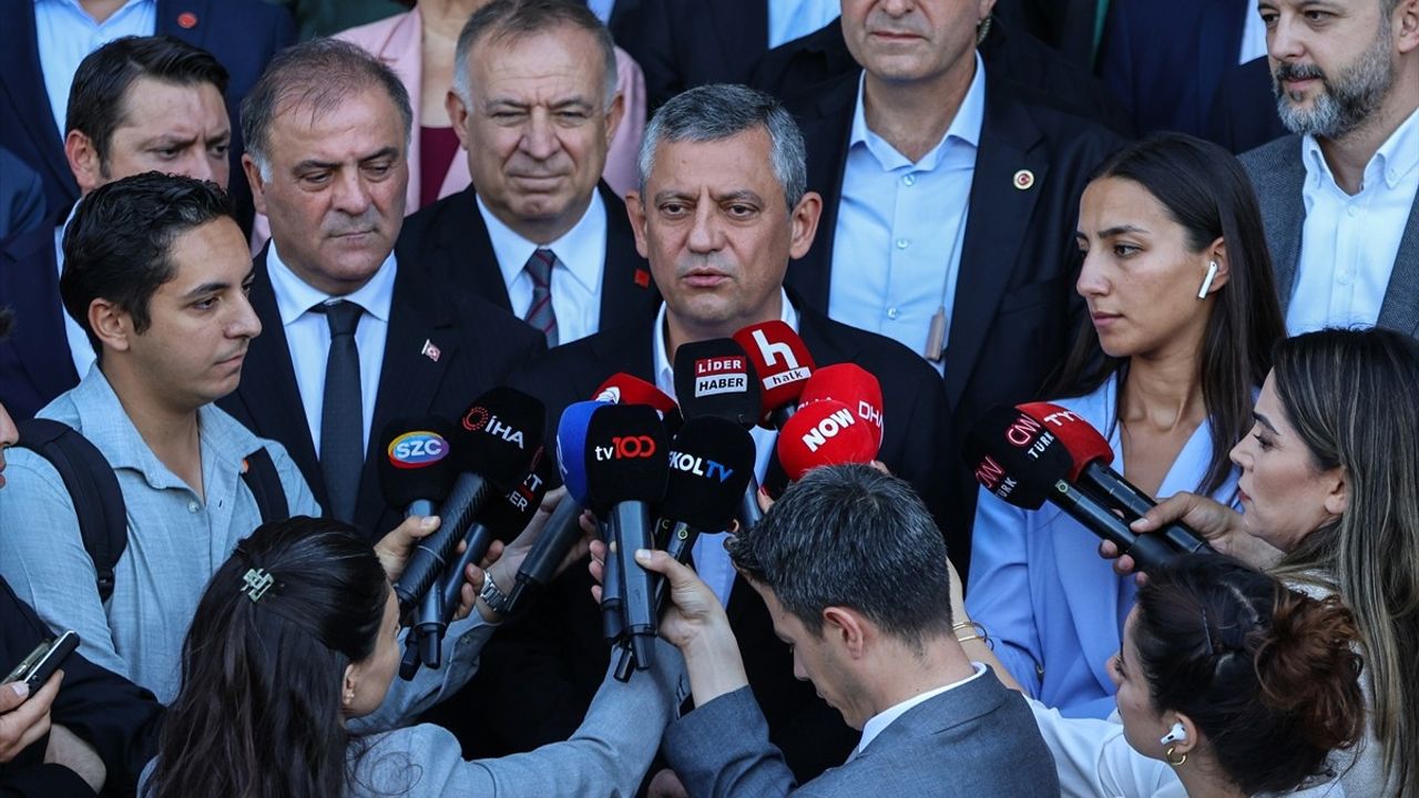 CHP Genel Başkanı Özel'den Mahkeme Önünde Açıklamalar
