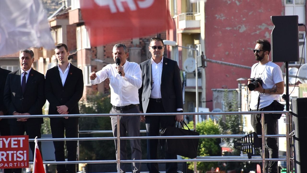 CHP Genel Başkanı Özgür Özel, Afyonkarahisar Mitinginde Açıklamalarda Bulundu