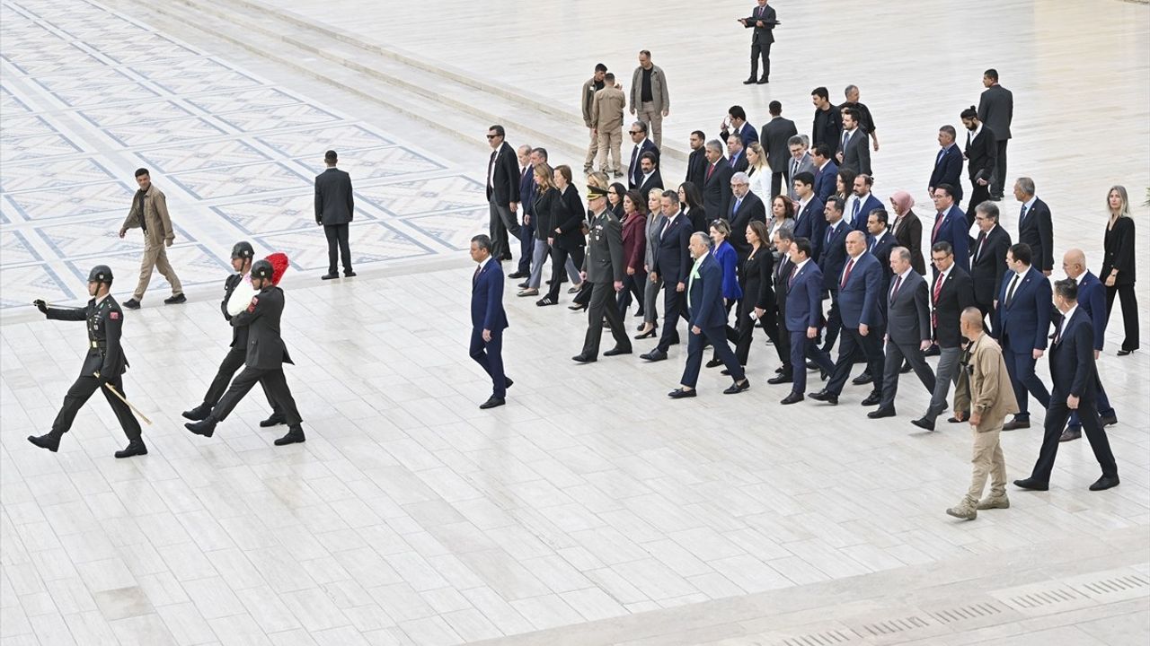 CHP Genel Başkanı Özgür Özel, Anıtkabir'i Ziyaret Etti