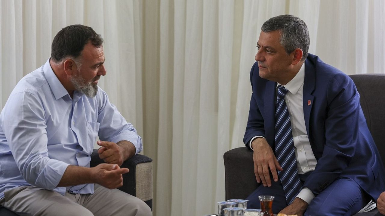 CHP Genel Başkanı Özgür Özel'den Şehit Ailesine Ziyaret