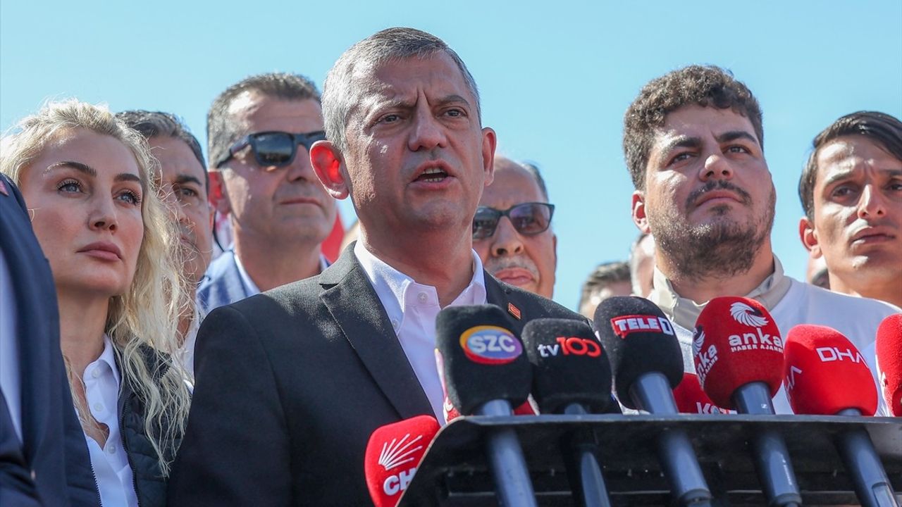 CHP Genel Başkanı Özgür Özel, Gençlerle Silivri Yürüyüşünde Buluştu