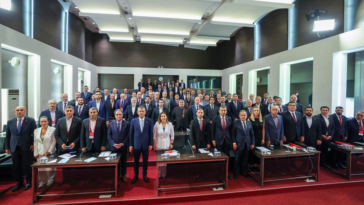 CHP Genel Başkanı Özgür Özel, İl Başkanlarıyla Toplandı