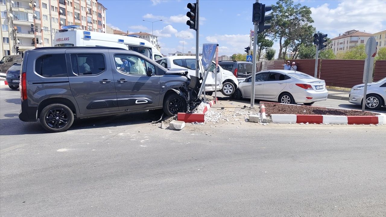 Çorum'da 3 Araçlı Trafik Kazası: 2 Yaralı