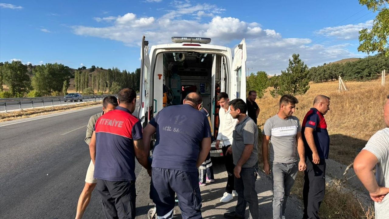 Çorum'da Otomobil Devrildi, İki Yaralı
