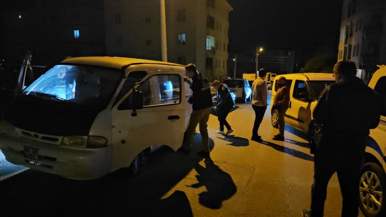 Çorum'da Polisi Yaralayan Araç Sürücüsü Kaçtı