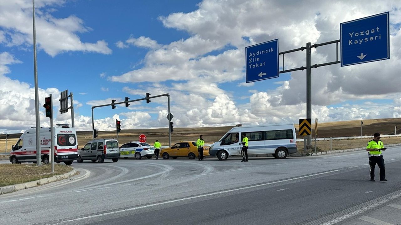 Çorum'da Taksi ve Elektrikli Motosiklet Çarpıştı: 1 Yaralı
