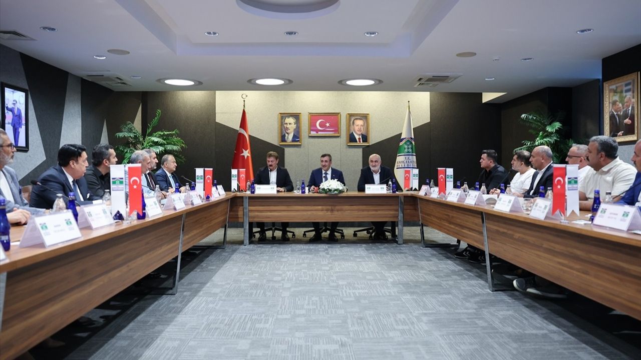 Cumhurbaşkanı Yardımcısı Cevdet Yılmaz, Doğu-Güneydoğu STK Temsilcileriyle Bir Araya Geldi