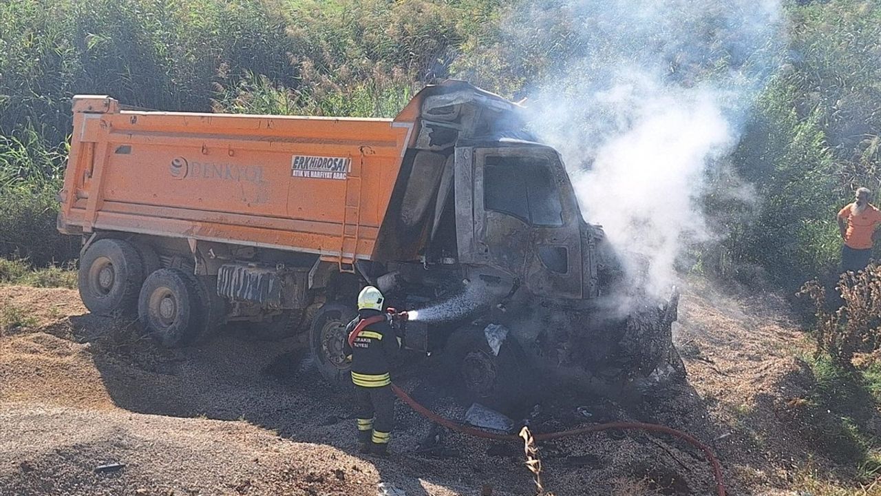 Diyarbakır'da Kamyon Devrildi, Sürücü Hayatını Kaybetti