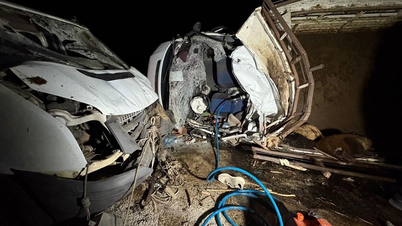 Diyarbakır'da Trafik Kazası: 2 Ölü 1 Yaralı