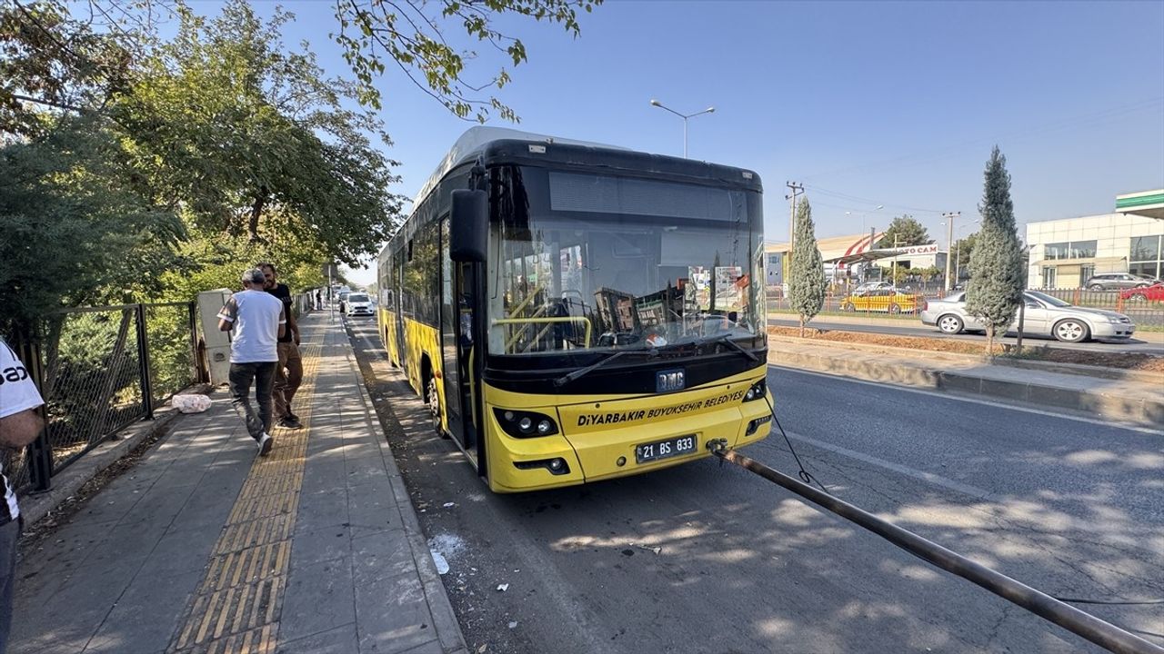 Diyarbakır'da Yolcu Minibüsü Belediye Otobüsüne Çarptı