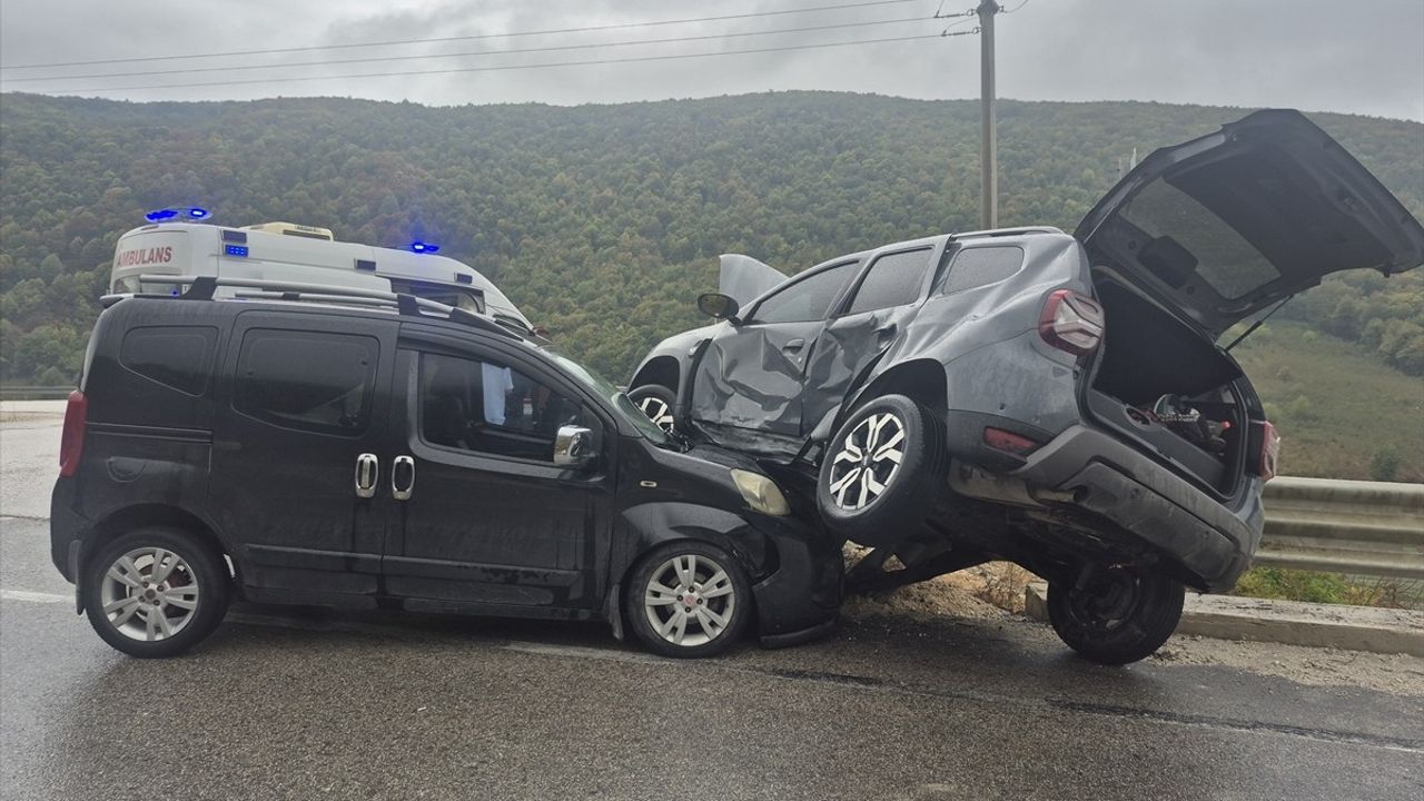 Düzce'de Trafik Kazası: 3 Yaralı