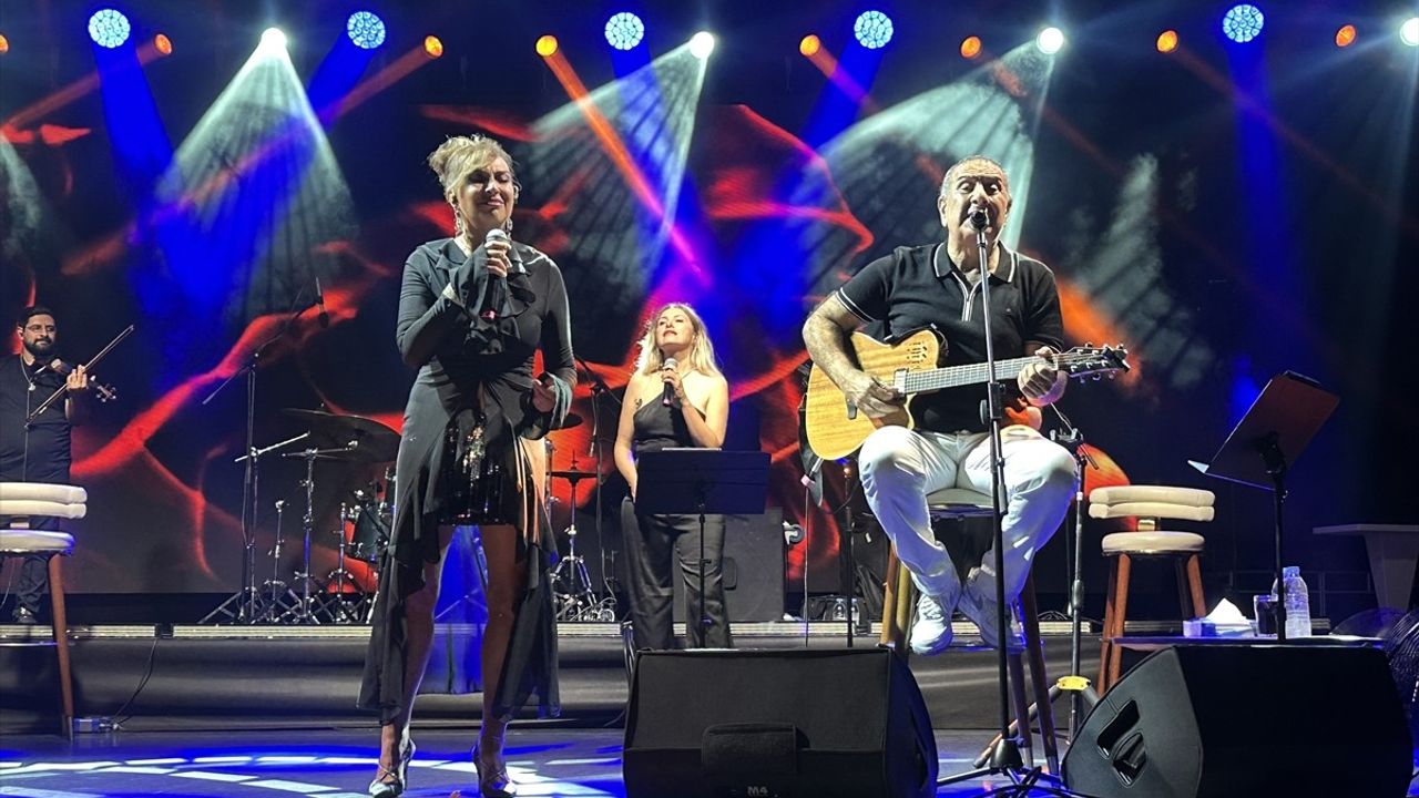 Eda ve Metin Özülkü Antalya'da Renkli Bir Konser Verdiler