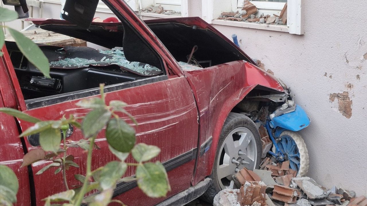 Erbaa'da Otomobil ile Elektrikli Bisiklet Çarpıştı: 3 Çocuk Yaralı