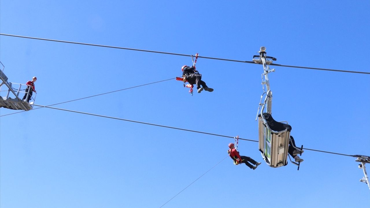 Erciyes Kayak Merkezi'nde Kurtarma Ekipleri Tatbikatlarla Yeni Sezona Hazırlanıyor