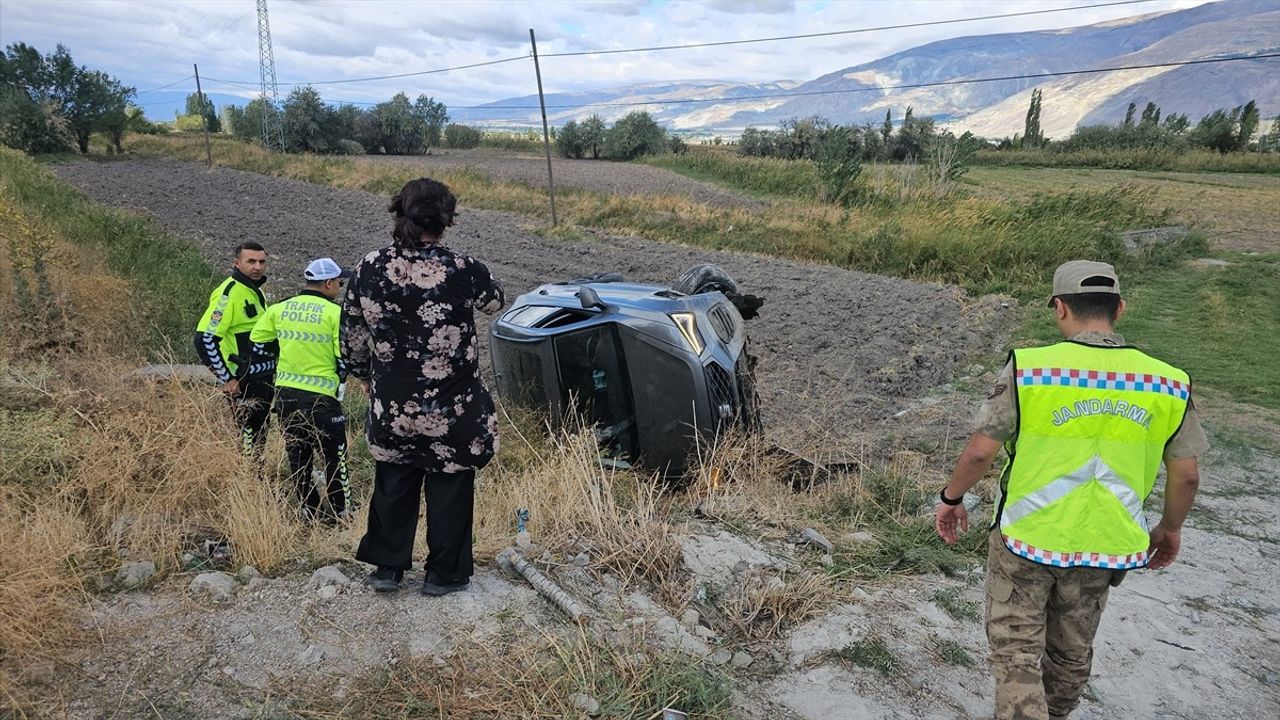 Erzincan'da Takla Atan Otomobilde Sıkışanlar Kurtarıldı