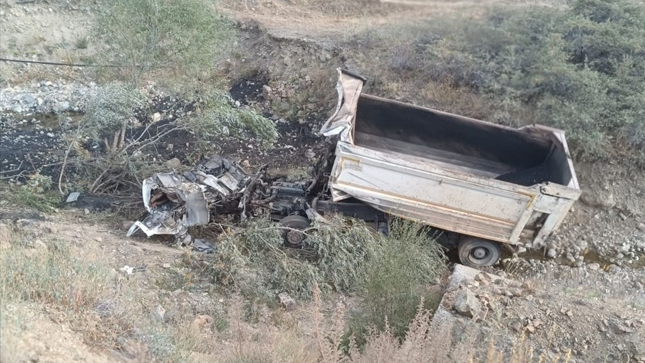 Erzurum'daki Kamyon Kazasında Sürücü Ağır Yaralandı