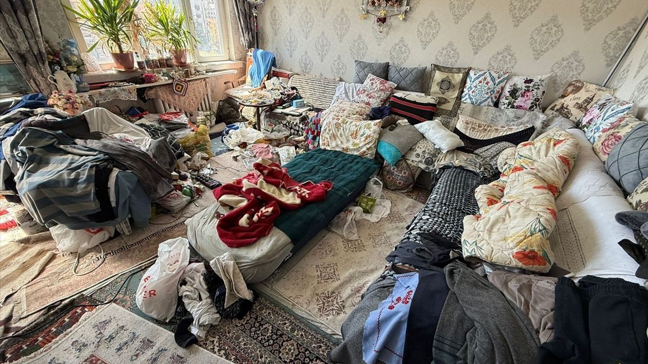 Eskişehir'de Müstakil Evden 1 Ton Çöp Çıkarıldı