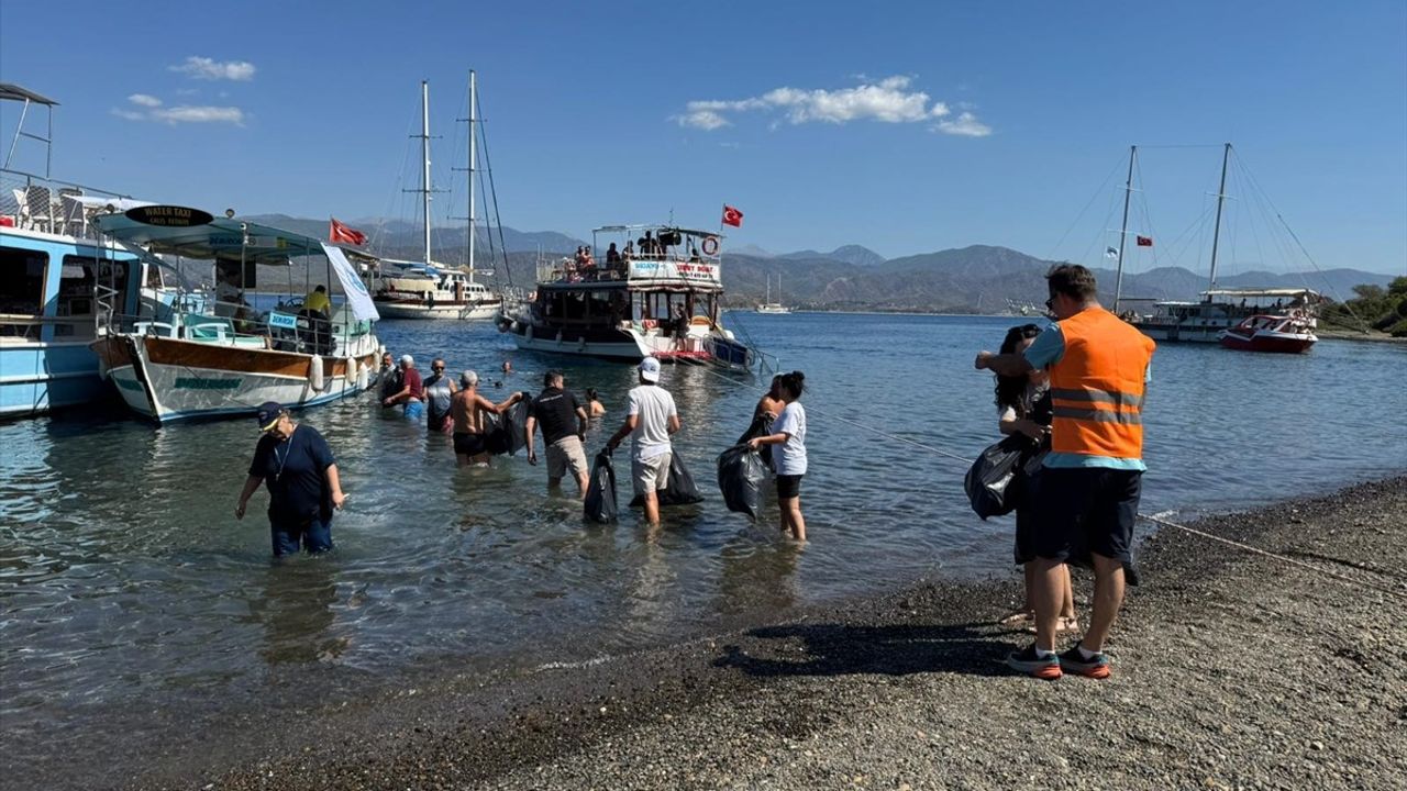 Fethiye'de Gönüllülerden Kızılada'da Çevre Temizliği