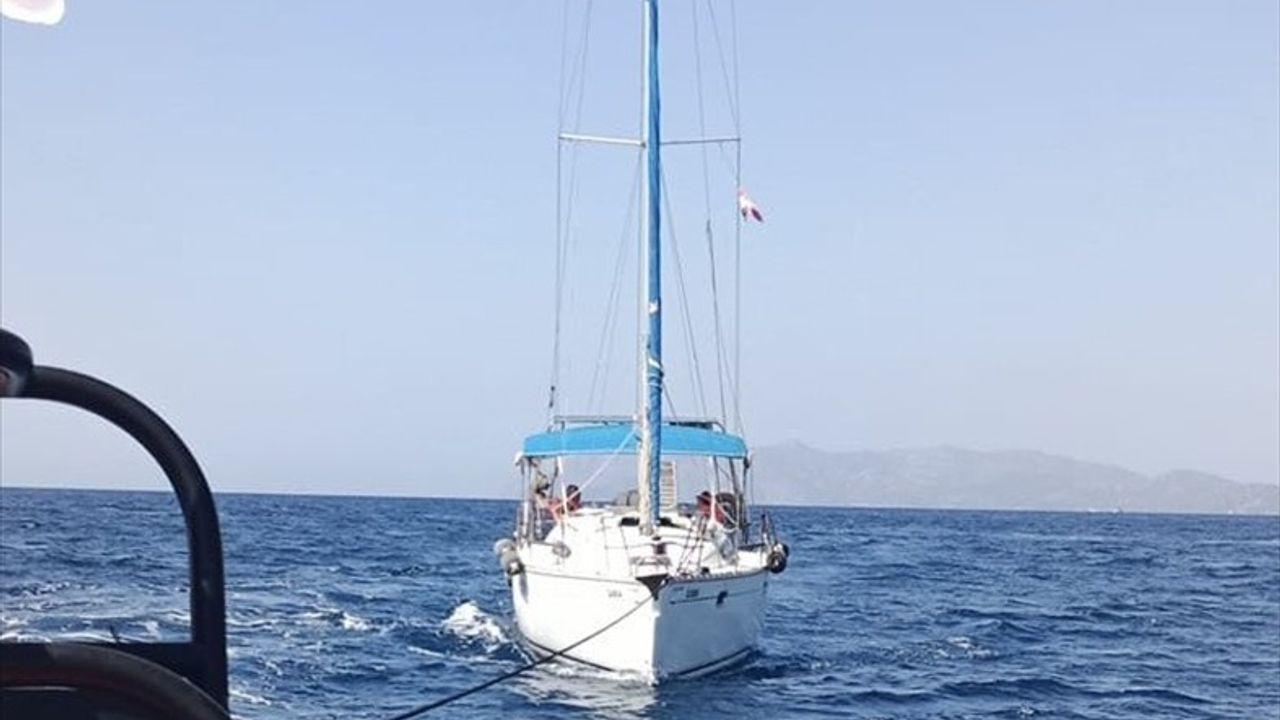 Fethiye'de Sürüklenen Teknedeki İki Kişi Kurtarıldı