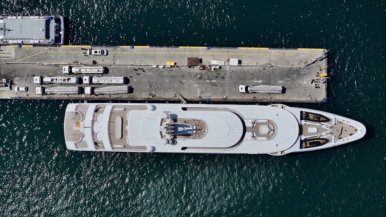 Fethiye'deki Mega Yat 'I Dynasty' Yakıt İkmaline Tabi Tutuldu