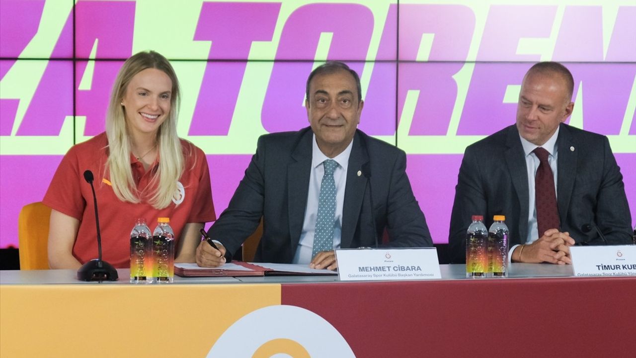 Galatasaray Daikin Kadın Voleybol Takımı'nın Yeni Transferleri İçin İmza Töreni Düzenlendi