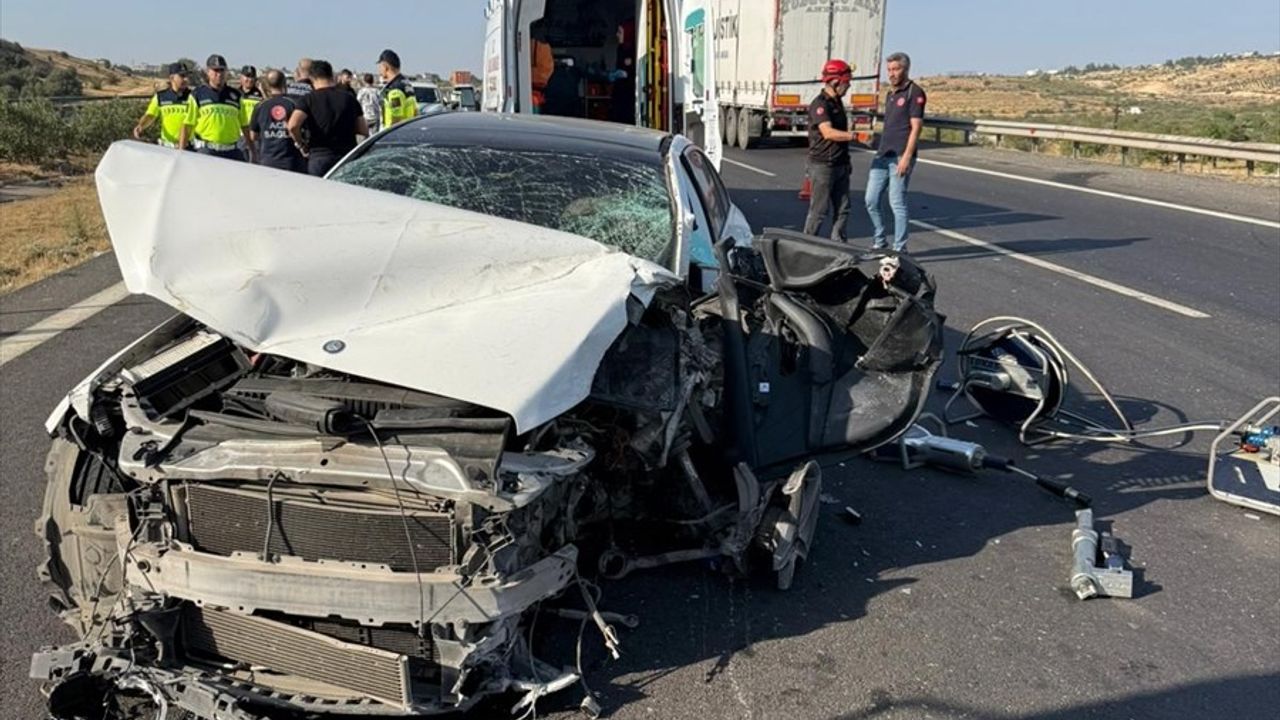 Gaziantep'te Otomobil ve Tır Çarpışması: 1 Ölü, 2 Yaralı