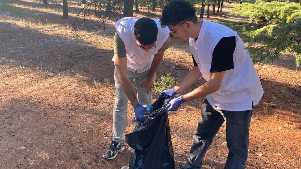 Genç Yeryüzü Doktorları Atık Toplama Etkinliği Düzenledi