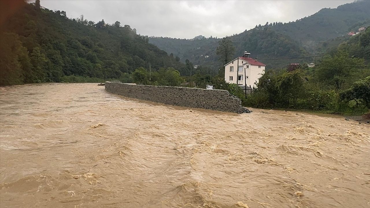 Giresun'da Sağanak Yağış Hayatı Olumsuz Etkiledi