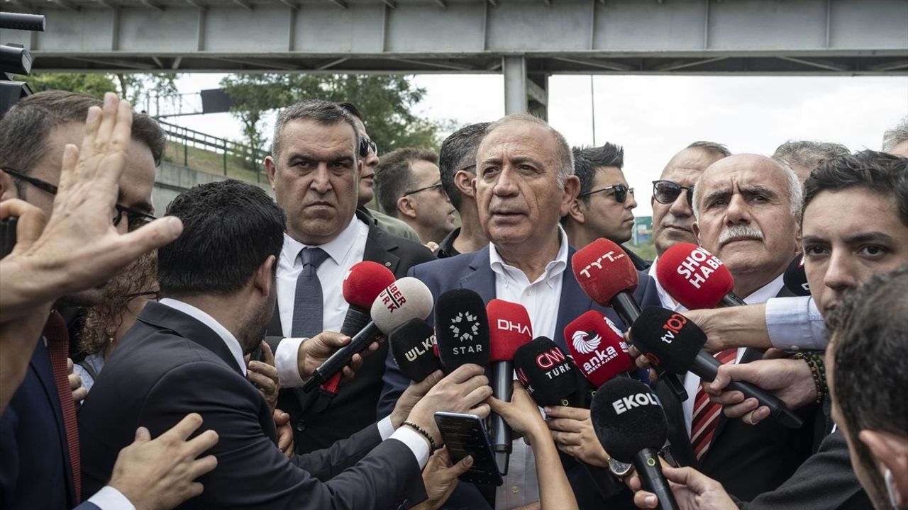 Gürsel Tekin, CHP İstanbul İl Başkanlığı Önünde Açıklamalarda Bulundu