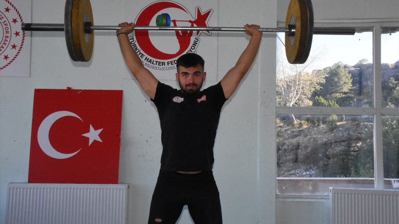 Halterde Şampiyona: Afyonkarahisarlı Hasan Sait Emrem'in Başarısı