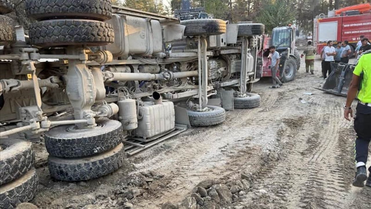 Hatay'da Devrilen Kamyonun Sürücüsü Hayatını Kaybetti