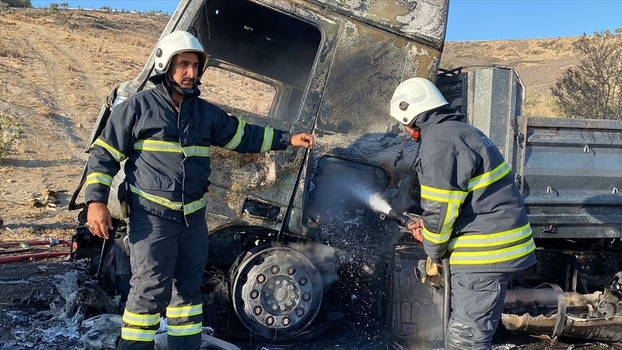 Hatay'da Seyir Halindeki Tırda Yangın