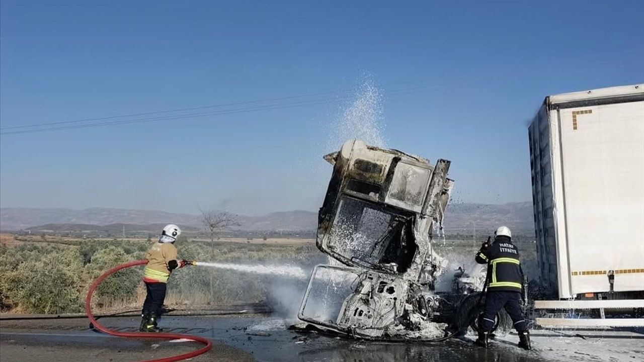 Hatay'da Seyir Halindeki Tırda Yangın