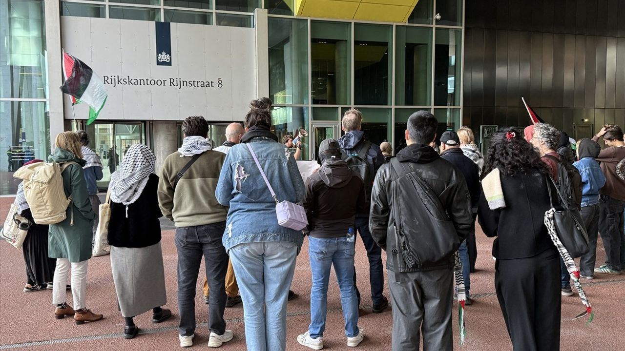 Hollandalı Göstericiler Dışişleri Bakanlığı Önünde Filonun Korunmasını Talep Etti