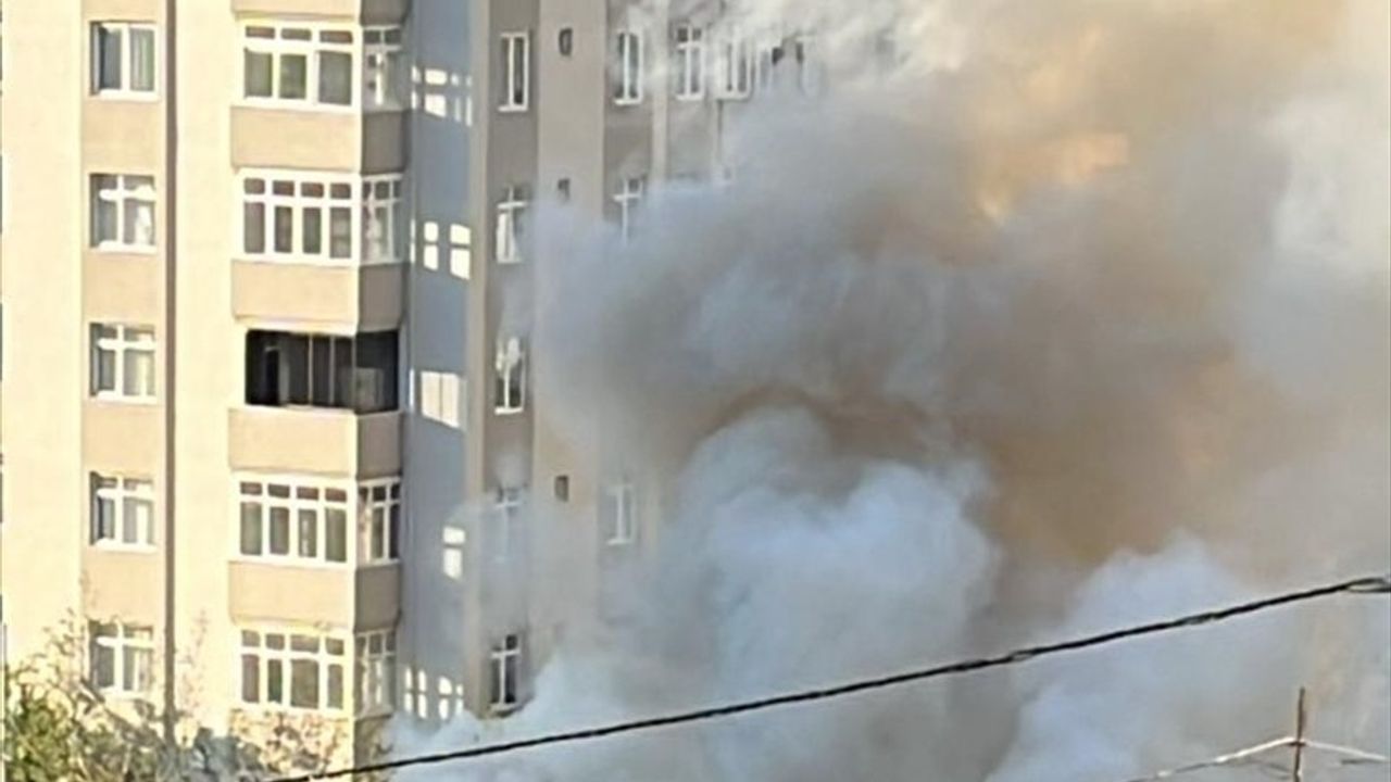 İETT Otobüsü Ümraniye'de Seyir Halindeyken Alev Aldı