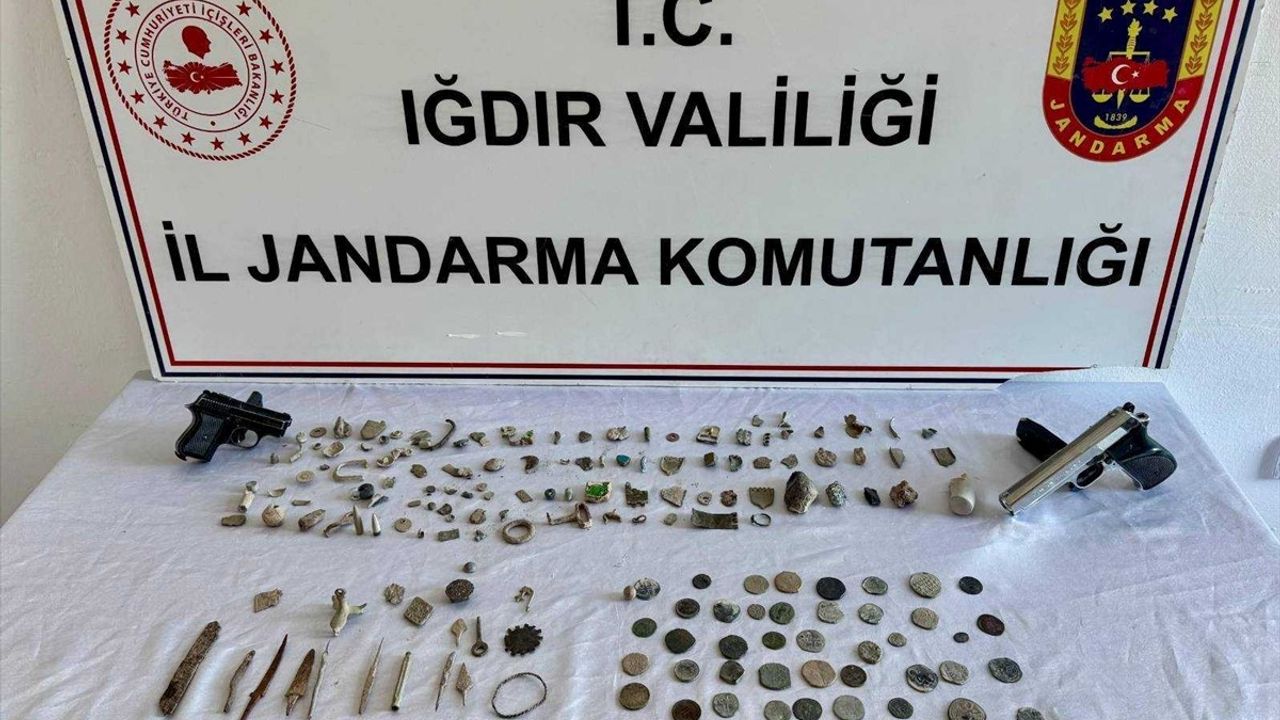 Iğdır'da Tarihi Sikkeler ve Kaçak Silahlar Ele Geçirildi