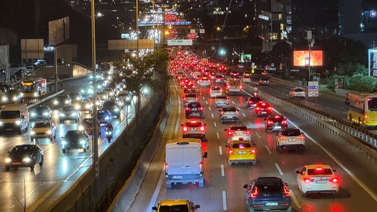 İstanbul'da Akşam Saatlerinde Trafik Yoğunluğu