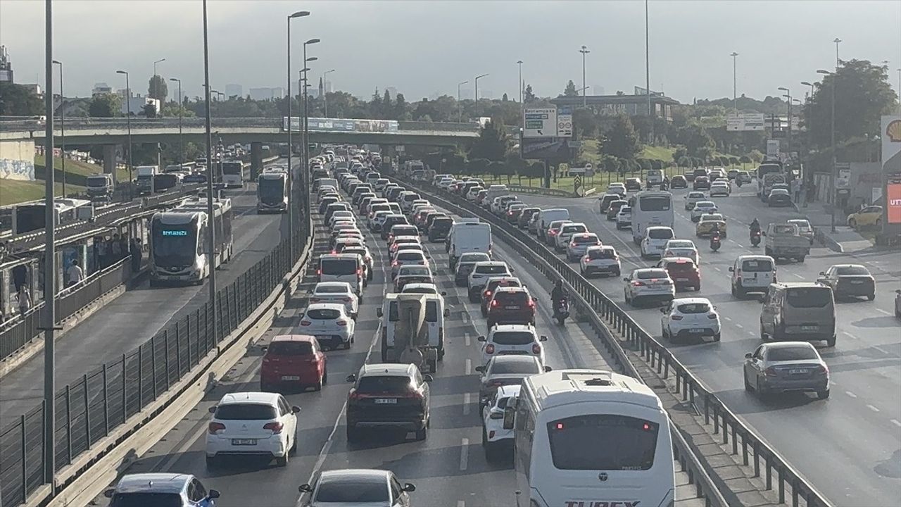 İstanbul'da Eğitim Dönemi Başladı, Trafik Yoğunluğu Dikkat Çekiyor