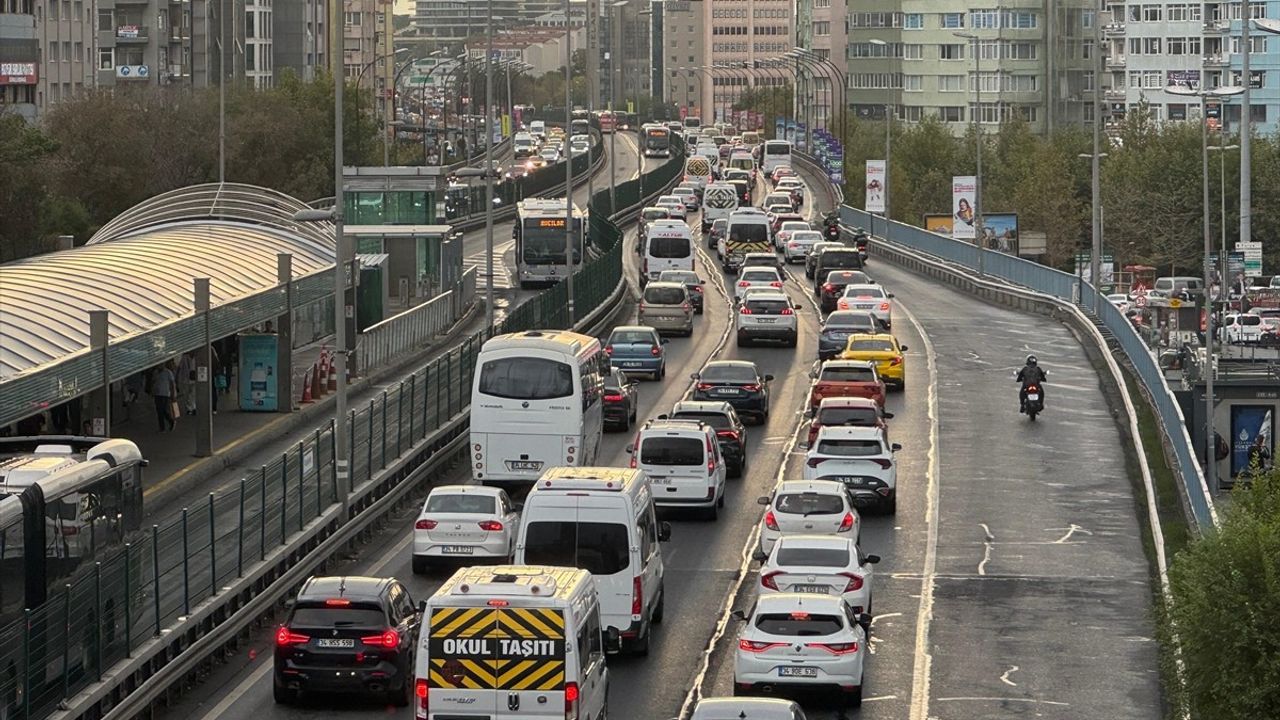 İstanbul'da Eğitim Yılı Başlarken Trafik Yoğunluğu Artıyor