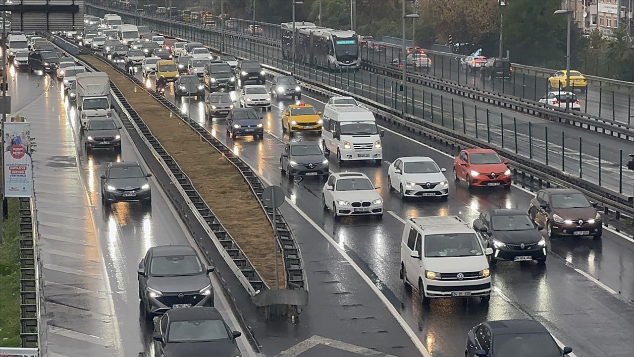 İstanbul'da Hafta Başında Yağışla Birlikte Trafik Yoğunluğu Yüzde 85'e Ulaştı