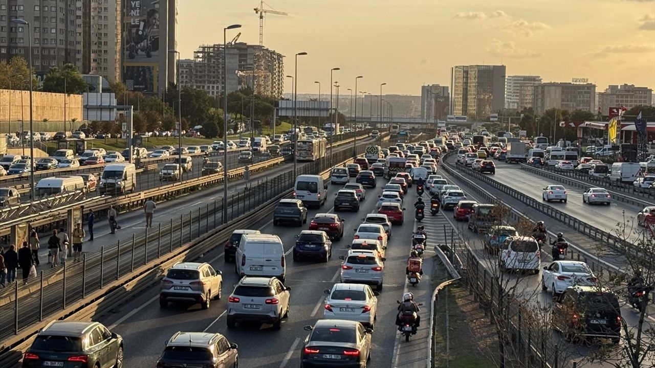 İstanbul'da Haftasonu Trafik Yoğunluğu Patladı