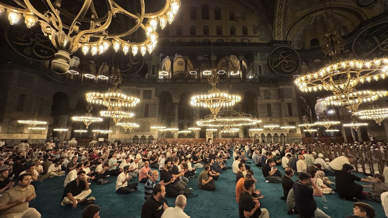 İstanbul'da Mevlit Kandili Neşeyle Kutlandı