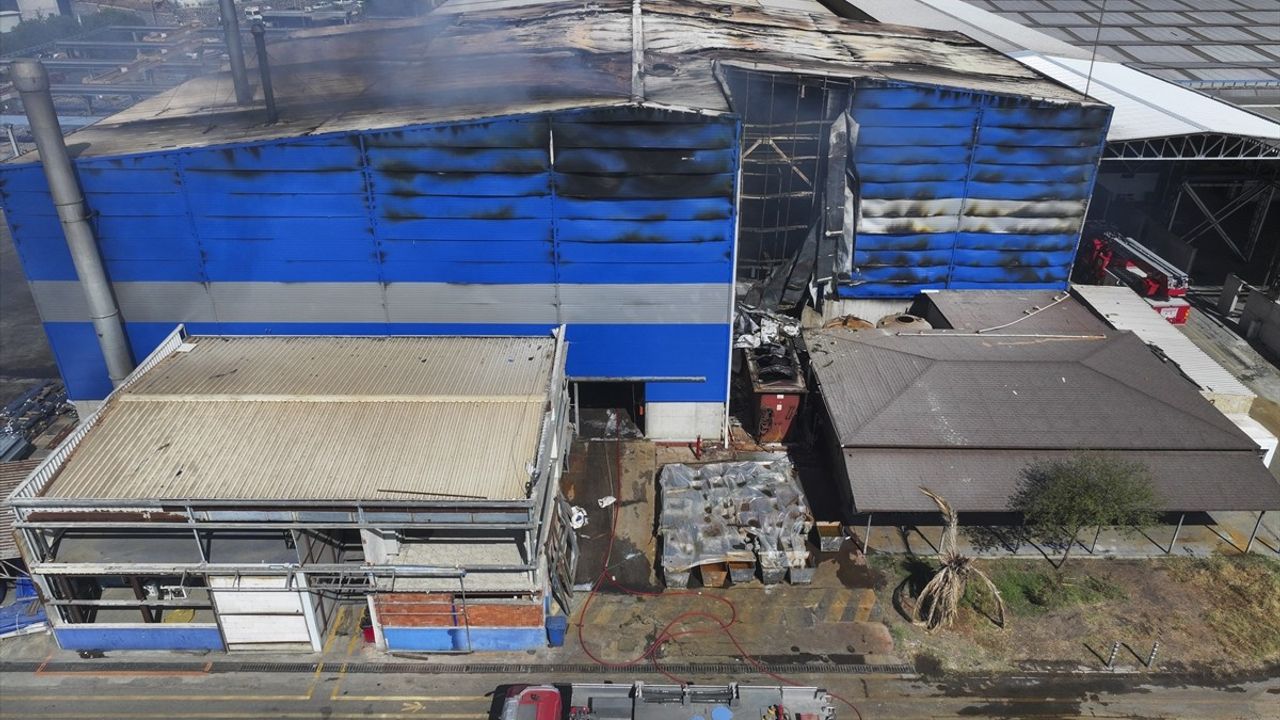 İzmir Aliağa'da Fabrika Yangını Kontrol Altına Alındı