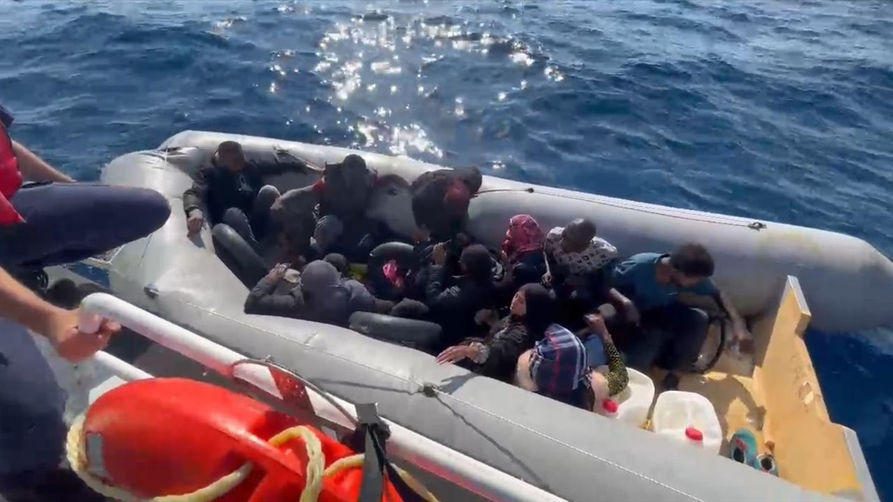 İzmir'de Düzensiz Göçmen Operasyonu: 82 Yakalandı, 10 Kurtarıldı
