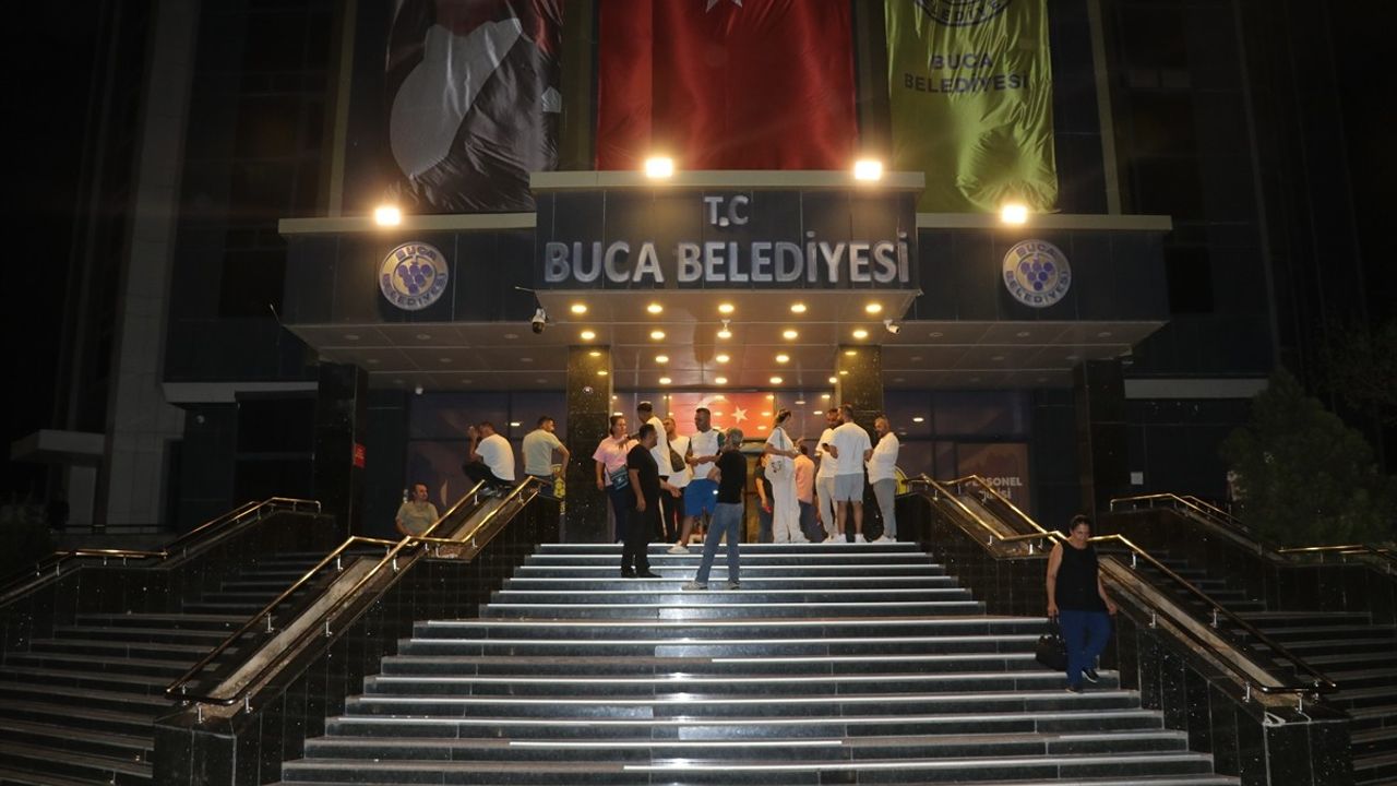 İzmir'de İşçiler Eylemde: Buca ve Karşıyaka Belediyeleri Çalışanları Hakkını Arıyor