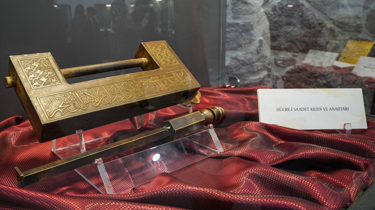 İzmir'de Mukaddes Emanetler Sergisi Açıldı