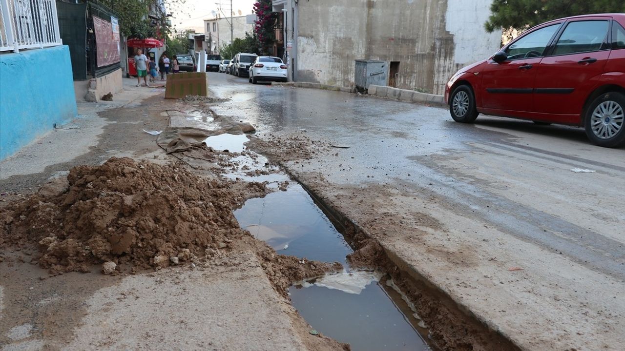 İzmir'de Su Borusu Patladı, Mahalle Sakinleri Tepkili