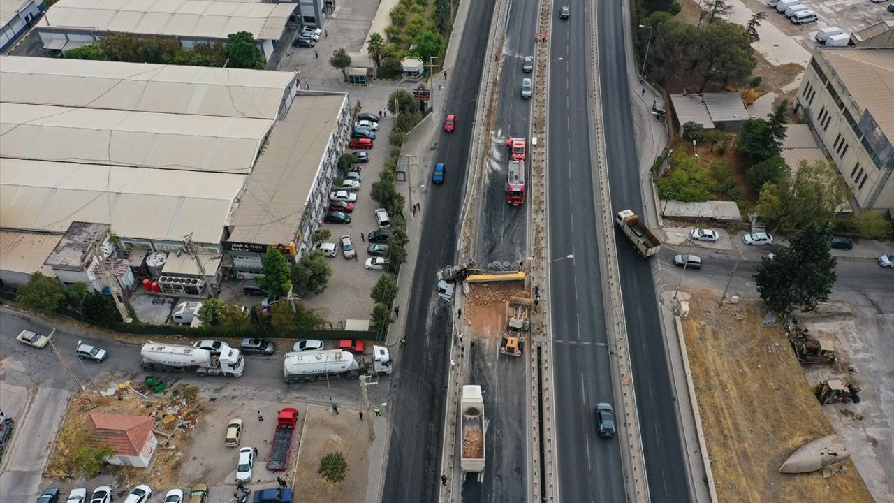 İzmir'de Viyadükte Asılı Kalan Tırın Sürücüsü Yaralandı