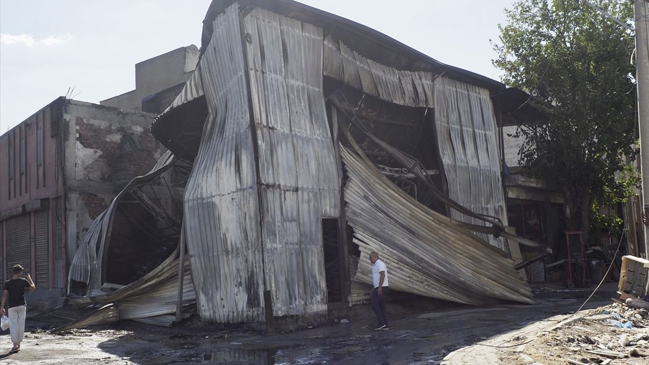 İzmir'de Yangın Mobilya Deposunu Vurdu