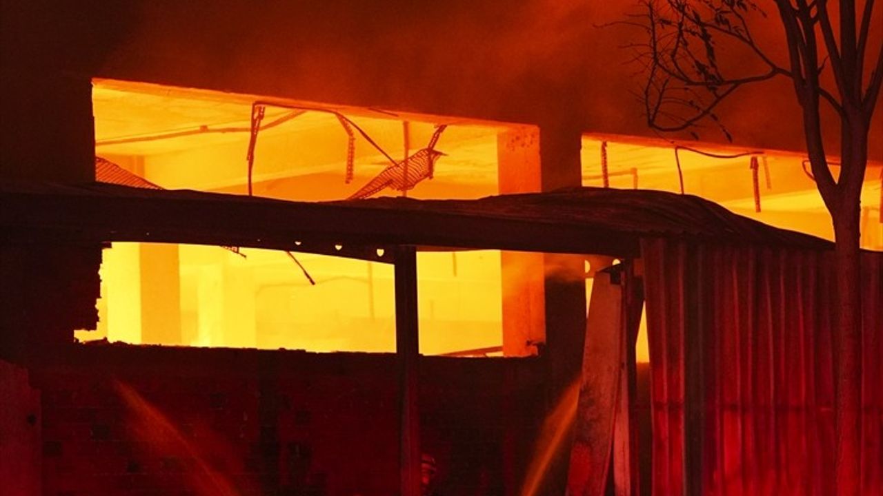 İzmir'deki Mobilya Fabrikasında Yangın Kontrol Altına Alındı